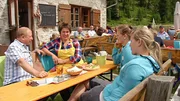 Harry Prünster auf der Verpeilhütte mit Agnes Gram.