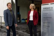 Die Ermittlungen führen die Kommissare Thomas (Moritz von Zeddelmann, l.) und Laura Schmidt (Marija Kovčo, r.) auch zum Bruder es Opfers, der Geschäftsinhaber eines Elektrohandels ist.