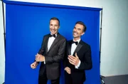 Zum 30-jährigen Jubiläum der Goldenen Henne und anlässlich von 35 Jahren Deutscher Einheit feiert Deutschlands größter Publikumspreis gleich doppelte Premiere: Im Jubiläumsjahr wird die Preisverleihung einmalig live im Ersten übertragen – moderiert von einem besonderen Duo: Florian Silbereisen (re.) und Kai Pflaume stehen zum ersten Mal gemeinsam auf der Bühne. Die Zuschauerinnen und Zuschauer erwartet ein Abend voller Emotionen, Musik und besonderer Momente.