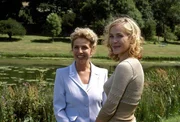 Anne Anderson (Michaela May, l.) freut sich auf die bevorstehende Hochzeit ihres Sohnes William. Die Vorbereitungen mit der zukünftigen Schwiegertochter Erica (Stefanie Japp, r.) laufen bereits auf Hochtouren.