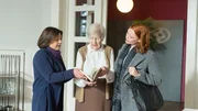 Die künstlerisch talentierte Henriette Schröder-Bayer (Ilse Strambowski, M.) beobachtet stets das Geschehen in der Residenz und hält dabei all ihre Beobachtungen in Skizzenbüchern fest. In einem der Bücher macht Katrin Börensen (Claudia Schmutzler, l.) dann eine folgenreiche Entdeckung.