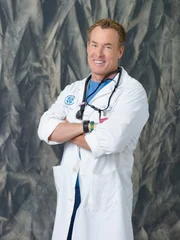 (9. Staffel) - Dr. Cox (John C. McGingley) arbeitet nebenbei als Lehrer an der Medizin-Uni und ist wie immer von Kollegen und Studenten angewidert ...