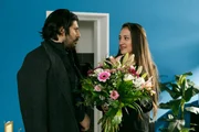 Maximilian (Francisco Medina) lässt sich auf Elena (Lo Rivera) ein.