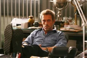 Dr. House (Hugh Laurie) steht ohne Team da. Doch der Sturkopf weigert sich, neue Bewerber anzuschauen, weil er der Meinung ist, dass er seine Fälle ohne fremde Hilfe lösen kann. Doch kann er das wirklich?