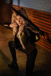 Mia Smoak (Katherine McNamara)