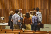 Hans Stöckel (Ulrich Tukur) im Hörsaal der juristischen Fakultät mit seinen Studenten.