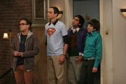 Wollen Penny behilflich sein: Leonard (Johnny Galecki, l.), Sheldon (Jim Parsons, 2.v.l.), Rajesh (Kunal Nayyar, 2.v.r.) und Howard (Simon Helberg, r.) ...