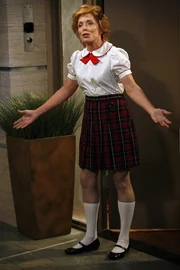 Alan will seine Mutter Evelyn um Hilfe bitten, als sie ihm die Tür in einer Schulmädchenuniform bekleidet öffnet, ist er entsetzt ...