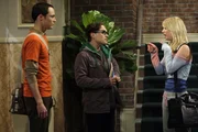 Um mit Penny (Kaley Cuoco, r.) nicht zu einem Casting gehen zu müssen, da sie ihre Gesangskünste kennen, verstricken sich Leonard (Johnny Galecki, M.) und Sheldon (Jim Parsons, l.) in einem Netz voller Lügen ...