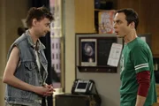 Toby (D.J. Qualls, l.) spielt bei der Lügengeschichte mit und zieht bei Leonard und Sheldon (Jim Parsons, r.) ein. Angetan von Pennys Mitgefühl will er allerdings nicht mehr ausziehen ...