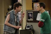 Es dauert nicht lange, da findet sich Toby (D.J Qualls, l.), Sheldons (Jim Parsons, r.) Assistent und neuer Mitbewohner, in der Rolle des drogensüchtigen Leo wieder. Doch von Pennys Mitgefühl angetan, denkt er gar nicht mehr ans Ausziehen ...