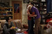 Weihnachten wird für alle eine Überraschung: Leonard (Johnny Galecki, l.), Penny (Kaley Cuoco, M.) und Sheldon (Jim Parsons, r.) ...