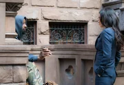 Watson (Lucy Liu, r.) steht unter enormem Druck: Wenn sie den wahren Mörder nicht innerhalb von drei Tagen ausliefert, wandert der unschuldige Shinwell (Nelsan Ellis, l.) zurück in den Knast ...