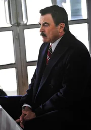 Der Sohn eines russischen Mafiapaten, Mischa Gruschenko, wird auf seiner Verlobung mit Sophia, der Tochter von Anna, einer Schulfreundin von Jacky, erschossen. Frank Reagan (Tom Selleck) übernimmt den Fall.