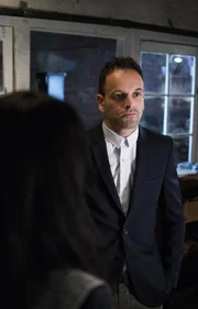 Als die ehemalige Chirurgin Watson (Lucy Liu, l.) verdächtigt wird, illegale Rezepte auszustellen, müssen sie und Holmes (Jonny Lee Miller, r.) den Schuldigen umgehend aufspüren, um einen weiteren illegalen und möglich tödlichen Drogenverkauf zu verhindern ...