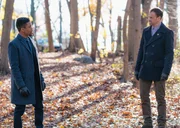 Welche Verbindung besteht zwischen dem Clown-Mord und der Kreation eines neuen Virus, der als gefährliche Waffe dienen soll? Detective Bell (Jon Michael Hill, l.) und Holmes (Jonny Lee Miller, r.) machen mitten im Wald eine interessante Entdeckung, die Licht ins Dunkeln bringen könnte ...