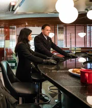 Die Detectives haben die Hilfeschreie eines verzweifelten Vaters nicht ernst genommen - jetzt lässt der sich nicht länger abwimmeln und nimmt zahlreiche Geiseln. Liefern Sherlock (Jonny Lee Miller, r.) und Joan (Lucy Liu, l.) den angeblichen Täter nicht binnen 16 Stunden aus, stirbt Joan und mit ihr zahlreiche weitere Geiseln ..