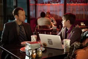 Für Nicky (Sami Gayle, r.) steht fest, dass sie später auch bei der Polizei arbeiten will, wie so viele in ihrer Familie. Sie löchert ihren Onkel Danny (Donnie Wahlberg, l.) mit Fragen zu ihrem Traumberuf.