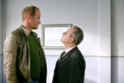 Sven Gedeck (Johannes Steck, l.) lässt Anwalt Reiner Fischbach (Norbert Heckner) spüren, dass er ihn für einen Landadvokaten hält.