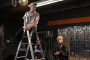 Mirko (Antonije Stankovic, l.) feiert seinen Geburtstag mit einer Glitzer-Motto-Party. Charlie (Lea Drinda, r.) hilft bei der Deko.