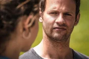 Lucie (Marie Hacke) fragt sich, ob ihr Lebenspartner Marinus (David Miesmer) überhaupt auf ihrer Seite ist.