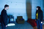 Elia Capaccio (Andrea di Maria) bedroht Enzos Freundin Maria (Gina Amarante).