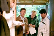 Christian Lind (Tom Mikulla, l.), Michael Mohr (Max Müller, m.) und Florian Prantl (Andreas Giebel) bekommen am Tatort erste Indizien von der Spurensicherung.