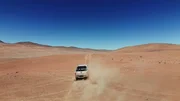 Der Astrophysiker Prof. Thomas Henning fährt mit einem Geländewagen durch die Atacama-Wüste zur astronomischen Beobachtungsstation, dem Paranal-Observatorium.