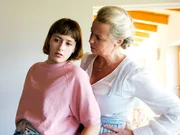 Tatis' Mutter Veronika Meisinger (Katharina Pichler, r.) redet ihrer Tochter (Anouk Elias, l.) ein, dass mit der Zwillingsschwangerschaft ein hohes Risiko verbunden sei.