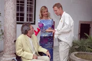 "Schlosshotel Orth", "Gewissensbisse." Die erste große Ausstellung des jungen Bildhauers Oliver Merz findet im Schlosshotel statt. Zu Gast sind auch der Kunsthistoriker Viktor Fahrenstein und seine junge Frau Alexandra. Sie ist früher einmal für Oliver Modell gestanden, was Viktor durch eines der Bilder herausfindet. Aber Alexandras Gefühle für ihren Mann sind eindeutig - auch wenn er im Rollstuhl sitzen muss. Wenzel hingegen kann sich zwischen Susanne und Eva nicht entscheiden. Und Vinzenz will, dass Susanne Wenzel überredet, den Vertrag mit Easy Travel aufrecht zu erhalten. Aber Susanne hat ihre eigenen Pläne.Im Bild (v.li.): Germain Wagner (Viktor Fahrenstein), Katharina Abt (Alexandra Fahrenstein), Andreas Lust (Oliver Merz).