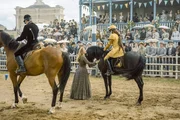 Das Pferderennen zwischen Sisi (Dominique Devenport) und Georg Basselet von La Rosée (Klaus Steinbacher, l.) steht unmittelbar bevor. Linda (Eli Riccardi, Mi.) wünscht Sisi viel Glück.