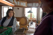 Von Gloria Grubinger (Sylvia Haider, r.) erfährt Eva Lorenz (Eva Mattes) interessante Neuigkeiten, die ihr gar nicht gefallen.