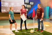 Fußballtalent Greta und Trainerin Ivon Karras erklären Elton, worauf Fußballer*innen achten müssen, wenn sie eine "Ecke" ausführen.