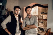 Bastian Pfeiffer (Raban Bieling, l.) und Franz Roth (Pablo Sprungala) beobachten skeptisch, wie sich Franz' 16-jährige Nichte als Bedienung im "Almwirt" macht.