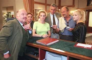 "Schlosshotel Orth", "Starke Konkurrenz." Wenzel fiebert der Eröffnung der Bar des Schlosshotels entgegen. Der Tennisstar Nicki Schwarzkopf ist mit ihrem Vater einige Tage hier, um zu trainieren. Sie ist verliebt, wodurch es zu einem Streit mit dem Vater kommt. Fast will Nicki ihre Karriere hinschmeißen - aber Lilo bringt alles ins Lot. Pepi und Frau Neumann hingegen liegen im Clinch. Schließlich kündigt Pepi, schiebt aber Markus Abgang nach Ischl als Grund vor. Bei der Bar-Eröffnung kommen sich Frau Neumann und Wenzel näher. Im Bild (v.li.): Hans Kraemmer (Josef Schimek), Andreas Ban (Lukas Stritzel), Barbara Lanz (Nicki Schwarzkopf), Klaus Wildbolz (Wenzel Hofer), Miguel Herz-Kestranek (Walter Schwarzkopf), Janette Kössler (Lilo).