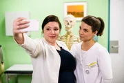 Pauline (Maike Johanna Reuter, r.) bedauert, sich nicht von ihren Freunden verabschieden zu können und macht mit Vanessa (Julia Augustin) ein Selfie.