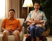 Louis Huang (Randall Park, l.); Grandma Huang (Lucille Soong, r.)