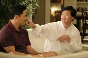 Louis Huang (Randall Park, l.); Gene (Ken Jeong, r.)