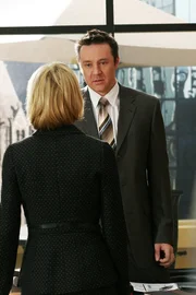 Lynette (Felicity Huffman, l.) muss wegen Eds (Currie Graham, r.) Eheproblemen st&auml;ndig l&auml;nger im B&uuml;ro bleiben. Als sie ihm helfen will, sein Sexleben anzuheizen, geht der Versuch ins Auge ...