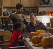 (v.l.n.r.) Harry Grant (Marcanthonee Jon Reis); Athena Grant (Angela Bassett); Bobby Nash (Peter Krause)