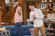 Gemma Johnson (Beth Behrs, l.); Dave Johnson (Max Greenfield, r.)