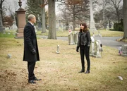 Wahrt ein lebensveränderndes Geheimnis: Holmes (Jonny Lee Miller, l.) ehemaliger Schützling Kitty (Ophelia Lovibond, r.), die nach drei Jahren Abwesenheit plötzlich wieder auftaucht ...