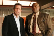Dr. House (Hugh Laurie, l.) wird von Vogler (Chi McBride) dazu gedrängt, harte Entscheidungen bei seinem Ärzteteam zu treffen.