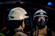 Garagenbrand greift auf Wohnhaus über – Feuerwehrleute am Einsatzort.