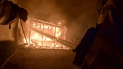 Die Berufsfeuerwehr in Heidelberg löscht brennende Garagen.