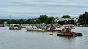 Kaum ein Ort in Berlin hat sich in den vergangenen Jahren so stark verändert wie die Rummelsburger Bucht: von einer Industriebrache in eine Top-Wohnadresse. Viele haben sich hier den Traum vom urbanen Leben mit Seeblick und Bootssteg erfüllt. Doch auch auf dem Wasser ist viel los. Auf Hausbooten und selbstgebauten Schwimminseln versuchen Seebewohner sich ihren eigenen Freiraum zu erkämpfen. - Ein alternatives Biotop aus Hausbooten, Kulturflößen und Schwimminseln.