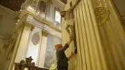 Heiliges Pappmaché: Auch die Jesus Figur in der Kathedrale von Lecce wurde aus „Cartapesta“ modelliert. Der Künstler Marco Epicoco nimmt noch ein paar Retuschen vor.