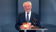 Zu Ehren von Dieter Hallervordens 90. Geburtstag wollen wir noch einmal auf "sein" Festival zurückblicken. Er hatte sie alle da. Wir freuen uns über die schönsten Auftritte und bekanntesten Preisträger beim "Großen Kleinkunstfestival" der Wühlmäuse. U.a. mit Otto Waalkes, Sascha Grammel, Paul Panzer, Cindy aus Marzahn, Bastian Pastewka, u.v.m. - Dieter Hallervorden