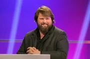 Moderator Florian Weber stellt in seinem SWR Wissensquiz „Meister des Alltags“ die Alltagstauglichkeit seiner prominenten Kandidaten auf die Probe. „Meister des Alltags“ spendet seinen Gewinn einem guten Zweck. Antoine Monot Jr.