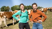 Checkerin Marina ist zu Besuch bei Landwirtin Franzi. Diese zeigt Marina ihren Bauernhof, die Tiere und Weiden.